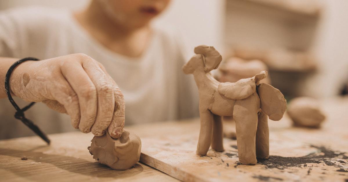 Talleres de barro para niños y adolescentes